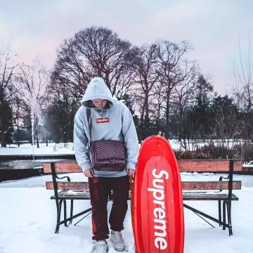 Le pantalon Yeezy 4 bordeau que porte Callum Hine sur son compte Instagram