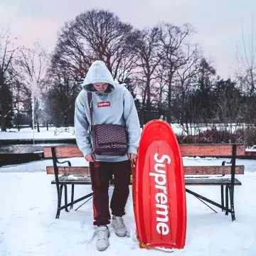 Les Yeezy Powerphase grises que porte Callum Hine sur son compte Instagram
