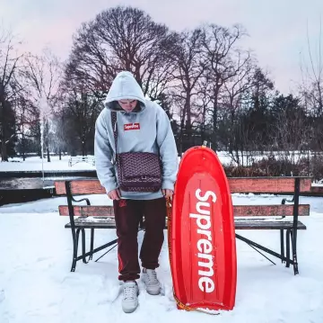 La luge rouge Supreme de Callum Hine sur son compte Instagram