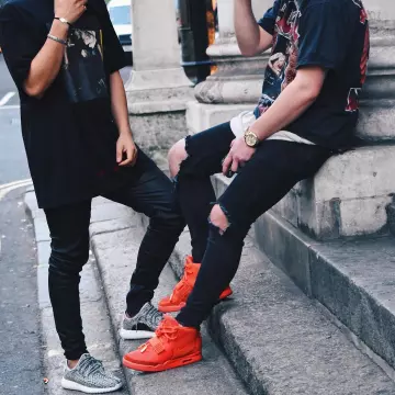 Les Yeezy Boost 350 grises que porte Callum Hine sur son compte Instagram