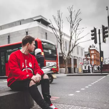 Le pull rouge Bape shark que porte Callum Hine sur son compte Instagram