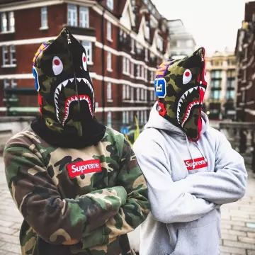 La sudadera negra de tibur n bape y camuflaje verde que Callum