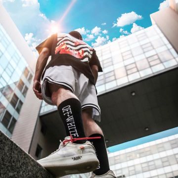 Les Air Force 1 OW blanches que porte l'influenceur Moe Sommer sur son Instagram
