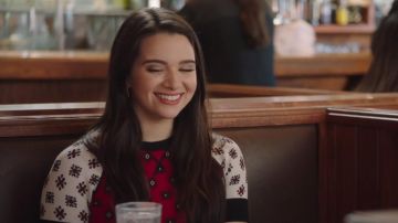 El suéter de manga corta fuschia y beige con patrones étnicos usado por Jane Sloan (Katie Stevens) en The Bold Type S02E04