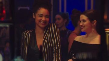La chaqueta negra con rayas doradas usada por Kat (Aisha Dee) en The Bold Type S02E04