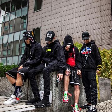 The sweat black Supreme with green logo that is on the influencer Moe Sommer on his Instagram
