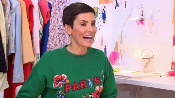 Le sweat vert Paris à fleurs de Cristina Cordula dans #LRDS Les reines du shopping du 28/06/2018