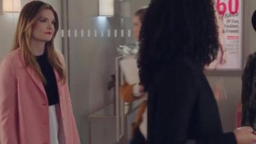 Abrigo largo rosa con botones visto en Sutton (Meghan Fahy) en The Bold Type S02E04