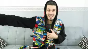 The bathrobe Batman in the youtube video cover Ssurprise of geek the hitek box