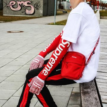Le sac rouge épaule Supreme que porte l'influenceur Moe Sommer sur son Instagram