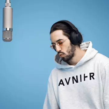 Le pull à capuche gris Avnier de Lomepal sur son compte Instagram