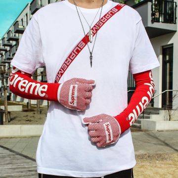 La sacoche rouge Supreme SS18 que porte l'influenceur Moe Sommer sur son Instagram