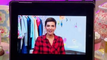 La camisa a cuadros roja y negra de Cristina Córdula en The Queens of Shopping