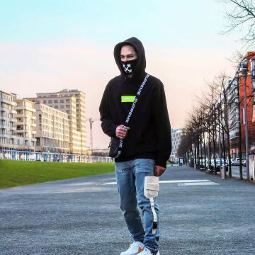 La sacoche épaule noire Supreme que porte l'influenceur Moe Sommer sur son Instagram