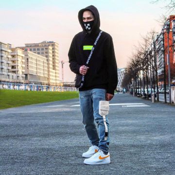 La paire de Nike Air Force 1 Swoosh pack All-Star blanche que porte l'influenceur Moe Sommer sur son Instagram