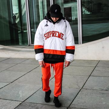 Le pantalon de jogging Gucci orange que porte l'influenceur Moe Sommer sur son Instagram