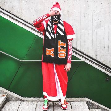 La robe de boxe Supreme Everlast que porte l'influenceur Moe Sommer sur son Instagram