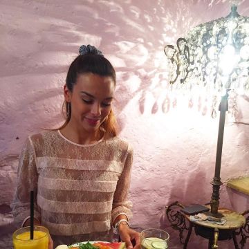 Le top en dentelle rose de Marine Lorphelin sur son compte Instagram