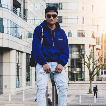 The shoulder bag black Supreme that brings the influencer John Melchico-Bronx on his Instagram