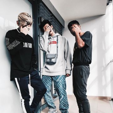 The hoodie Supreme box logo grey that is on the influencer John Melchico-Bronx on his Instagram