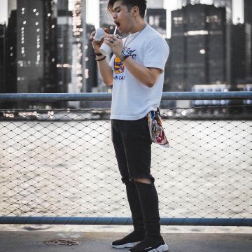 Zapatillas negras Balenciaga Speed Trainer vistas en la cuenta de Instagram de Christian Villanueva