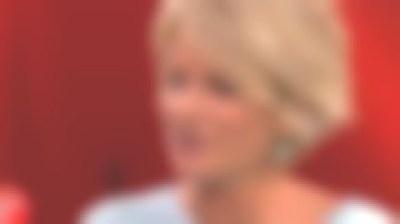 Les boucles d'o­reilles bleues en galet de So­phie Da­vant dans Af­faire Conclue du 16/​​0