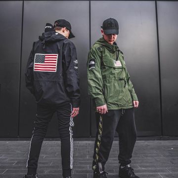 The parka, Supreme x TNF green olive that brings the influencer Ryan Hildrew on his Instagram