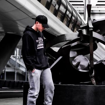 The hoodie black Supreme The North Face that bears the influencer Ryan Hildrew on his Instagram