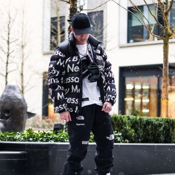 La chaqueta de plumón Supreme x TNF "De cualquier manera" que lleva el influencer Ryan Hildrew en su Instagram