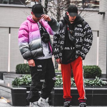 Le manteau noir Supreme x The North face Nuptse 3 "By any Means" que porte l'influenceur Ryan Hildrew sur son Instagram