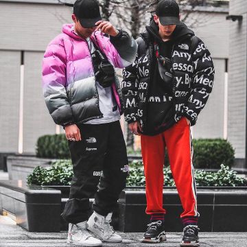 Las zapatillas rojas Balenciaga Triple S que lleva el influencer Ryan Hildrew en su Instagram