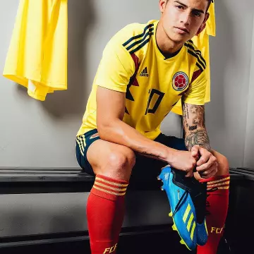 Cleats blue and yellow of James Rodríguez at Bayern Munich on Instagram