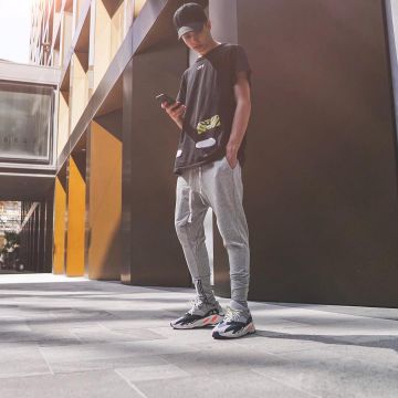 Las zapatillas Adidas Yeezy 700 grises y verdes del influencer Vincent Mesmer aka "Sjkvin" en su Instagram