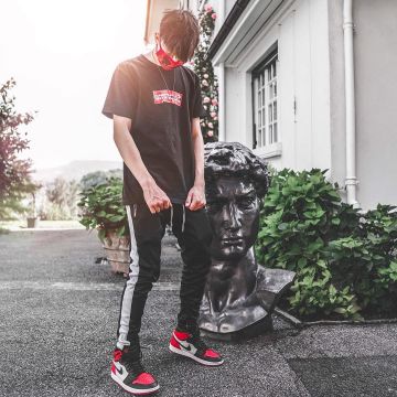 Le masque rouge Bape motif camo de l'influenceur Vincent Mesmer aka "Sjkvin" sur son Instagram