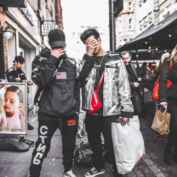 El bolso rojo Supreme x Louis vuitton que lleva el influencer Vincent "Sjkvin" en su Instagram