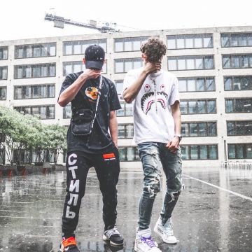 El bolso negro Supreme que lleva el influencer Vincent "Sjkvin" en su Instagram