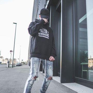 La sudadera negra Supreme The North Face metálica que lleva el influencer Vincent "Sjkvin" en su Instagram