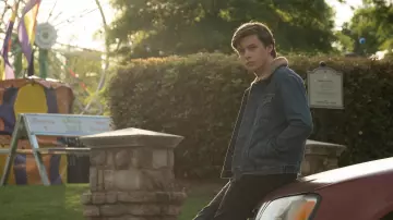 Chaqueta vaquera azul de Simon Spier (Nick Robinson) forrada con ovejas en Love Simon