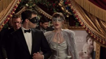 Masque-loup, porté par Anastasia Steel (Dakota Johnson) dans 50 nuances plus sombres