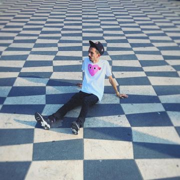 The white t-shirt pink BigFlo as boys BigFlo on his account Instagram