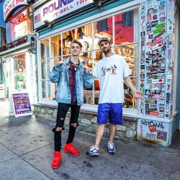 sneakers NIKE AIR MAX 98 "GUNDAM"views on the account Instagram of GianCarlo Purch