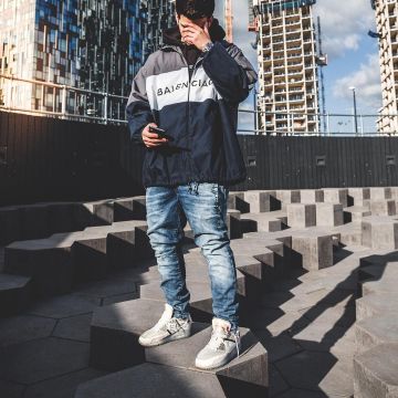 Sneakers NIKE AIR MAX 90 OFF WHITE views on the account Instagram of Ari Petrou