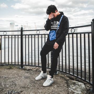 Sneakers NIKE AIR MAX 90 OFF WHITE views on the account Instagram of Ari Petrou