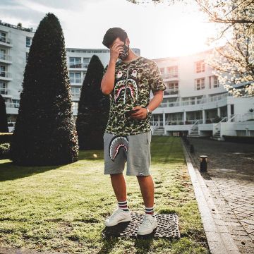 Zapatillas Yeezy Calabasas Power Phase White vistas en la cuenta de Instagram de Ari Petrou