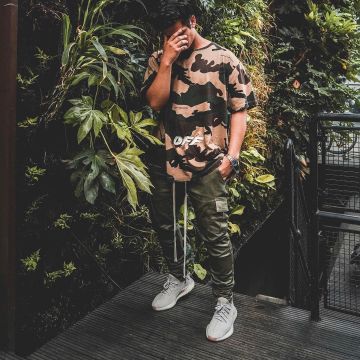 Les sneakers Yeezy Boost 350 V2 Infant "cream" vues sur le compte Instagram de Ari Petrou