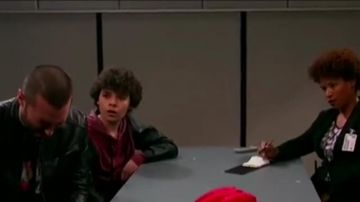 La sudadera con capucha burdeos de Diceno Corleone, también conocida como Dice (Cameron Ocasio) en Sam & Cat