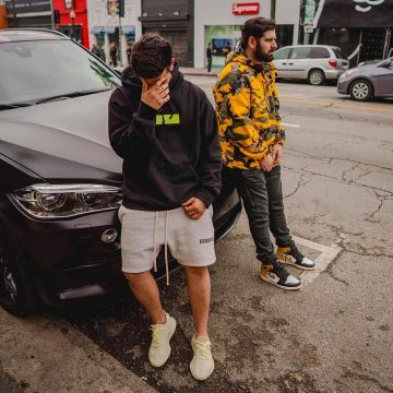 Les sneakers Adidas Yeezy Boost 350 V2 Butter vues sur le compte Instagram de Ari Petrou