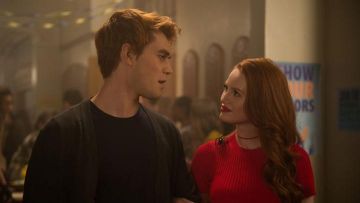 Le rouge à lèvre de Cheryl Blossom (Madelaine Petsch) dans Riverdale S02E10