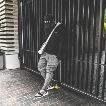 La paire de Adidas Y3 Pure Boost ZG Knit Core Black White que porte VIvian Frank sur son post Instagram