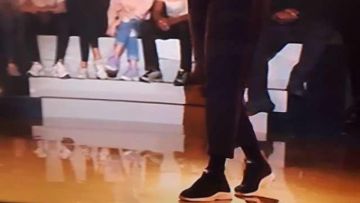 Las zapatillas blancas y negras de Thomas Ngijol en su canal + espectáculo "Según Thomas"